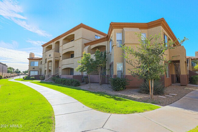Foto del edificio - 2134 E Broadway Rd