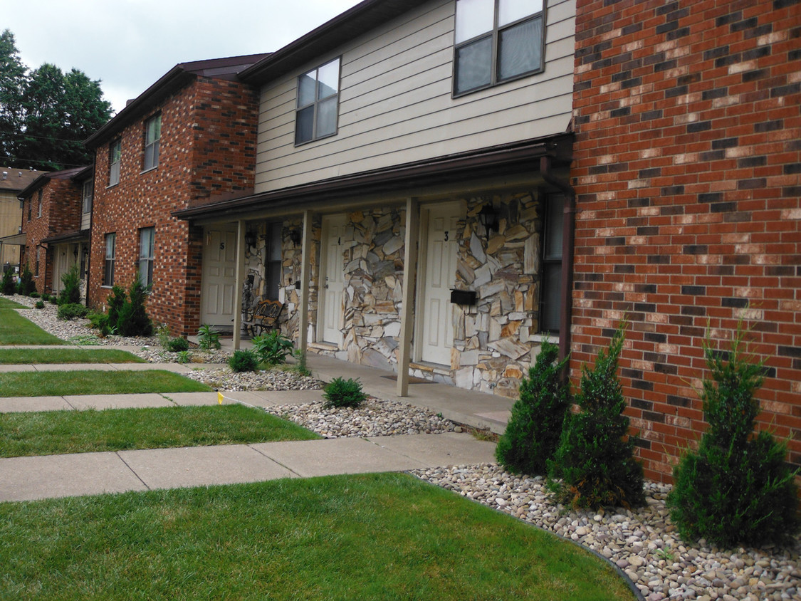 Primary Photo - Ashbrook Manor Townhouses