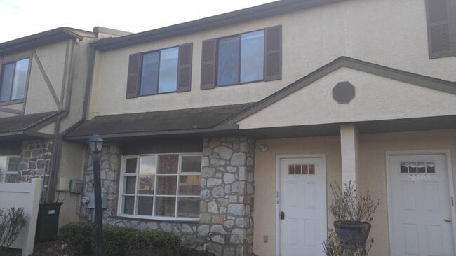 Building Photo - 2047 Jason Dr