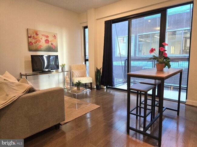 Foto del edificio - 1320 Fenwick Ln