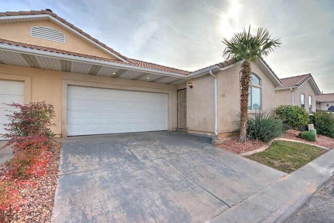 Foto del edificio - Five bedroom, three bath, 2,300 sq ft town...
