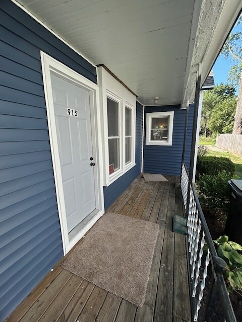 Building Photo - 915 Merrill St