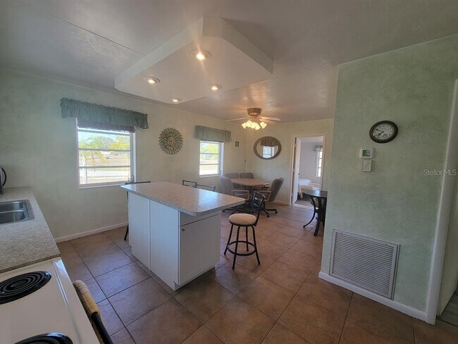 Foto del edificio - 8385 Aero Ave