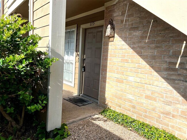 Building Photo - 1880 White Oak Dr