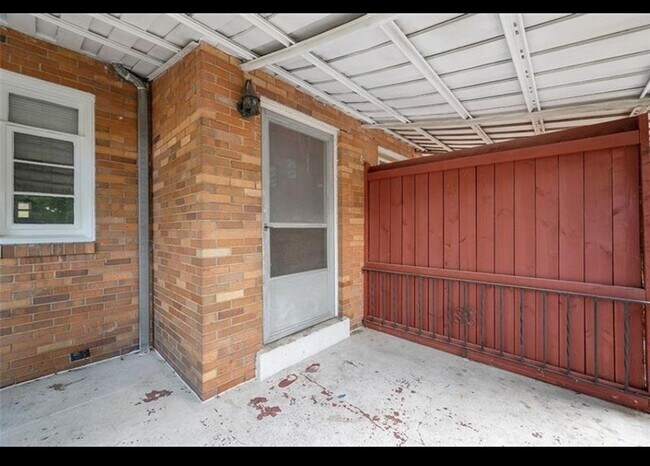 Front Porch - 1434 Reuben St
