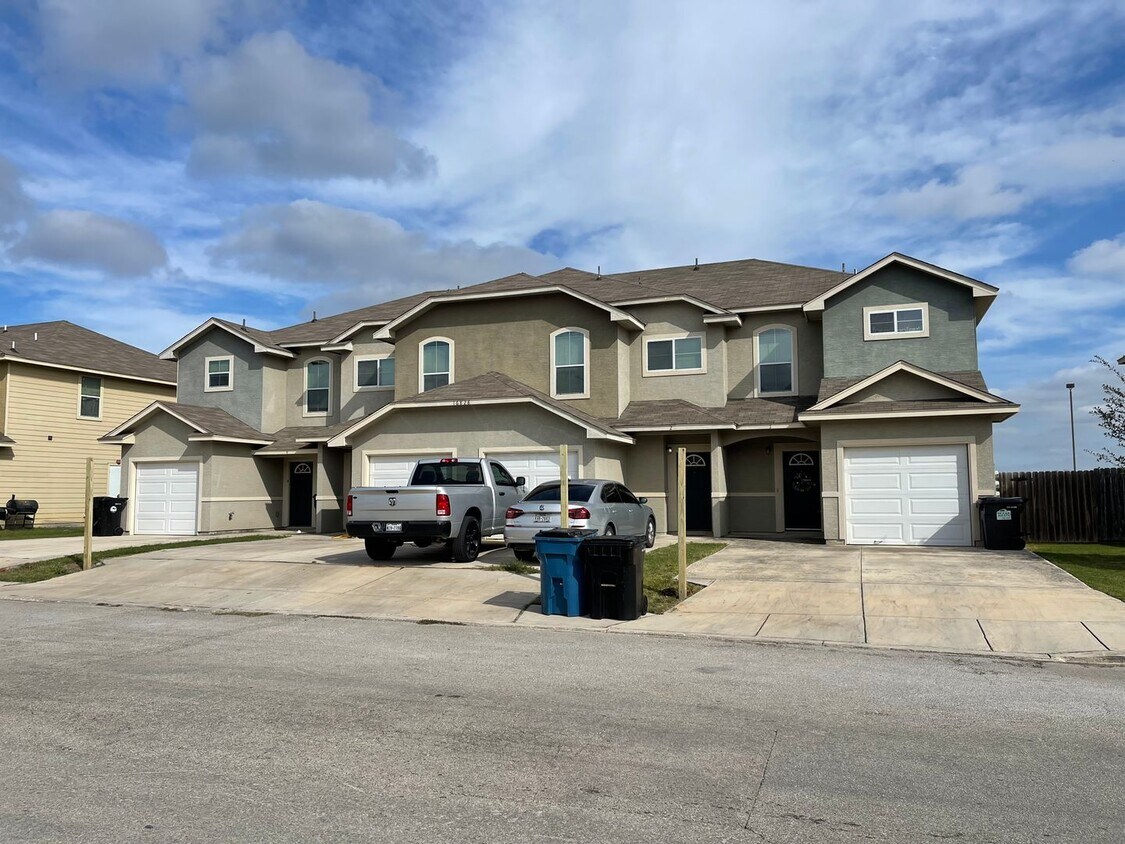 Foto principal - Townhome for rent