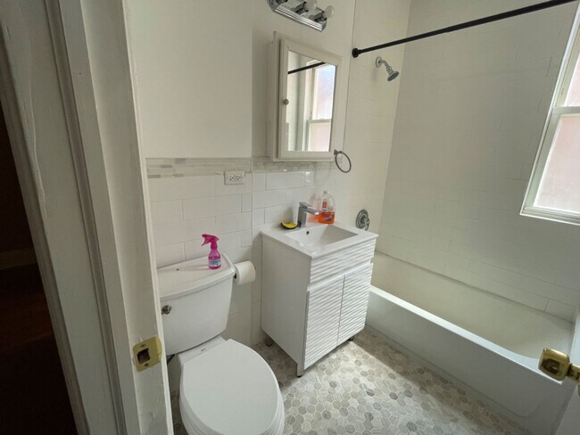 Foto del edificio - 1857 Colden Ave