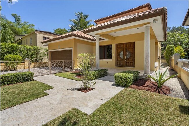 Foto del edificio - 828 Andalusia Ave