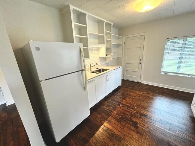 Foto del edificio - 1011 E 9th St