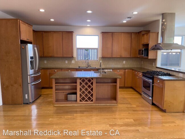 Building Photo - 4 br, 3.5 bath House - 646 N Sierra Bonita...