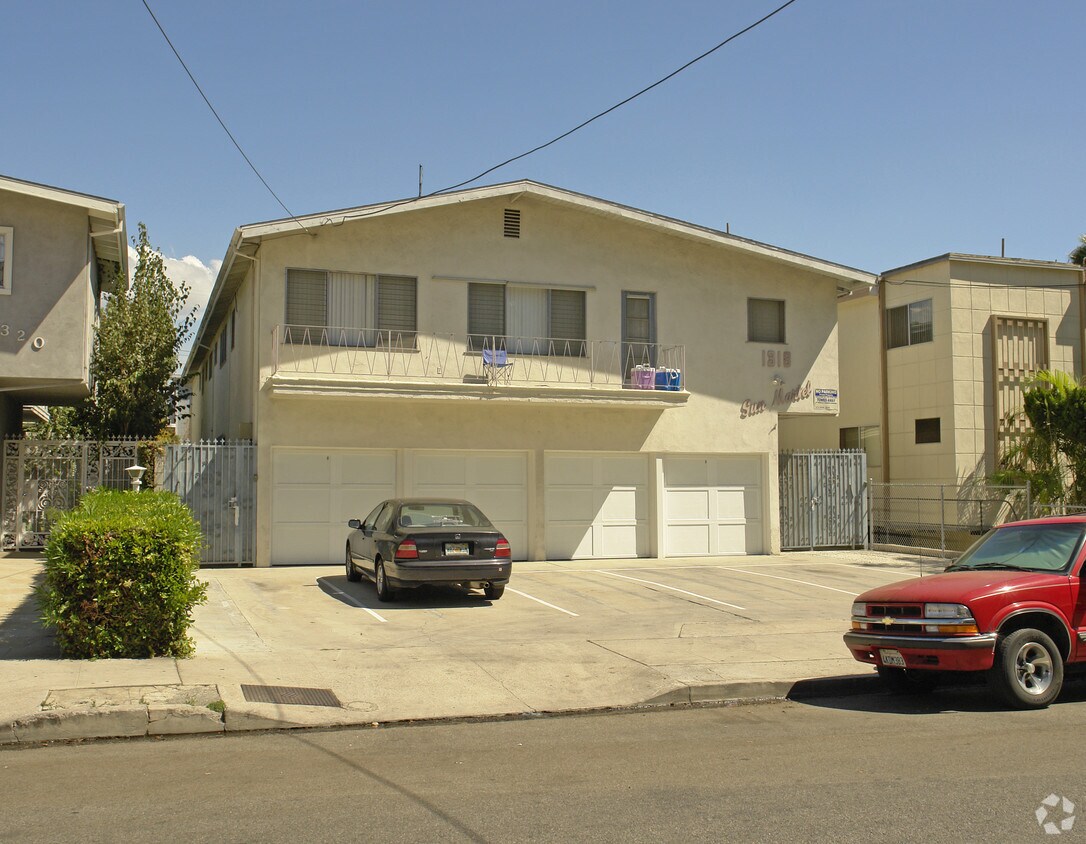 Building Photo - 1318 N Martel Ave