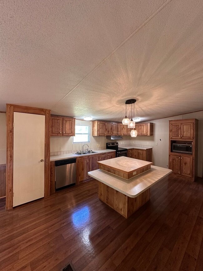 Foto del edificio - Spacious 4-Bedroom Home on 1 Acre – Peacef...