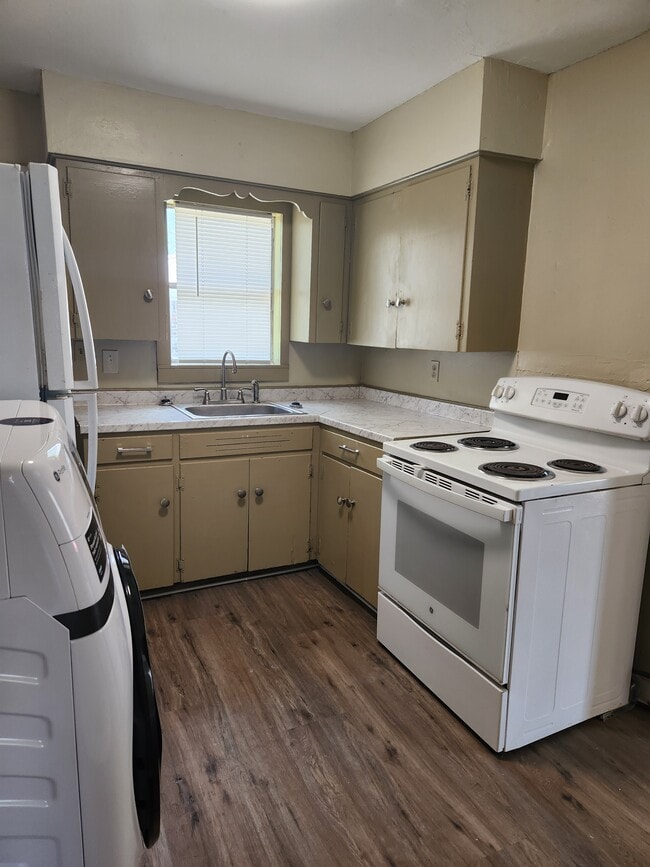 Cocina con lavadora/secadora - 608 Campbell St