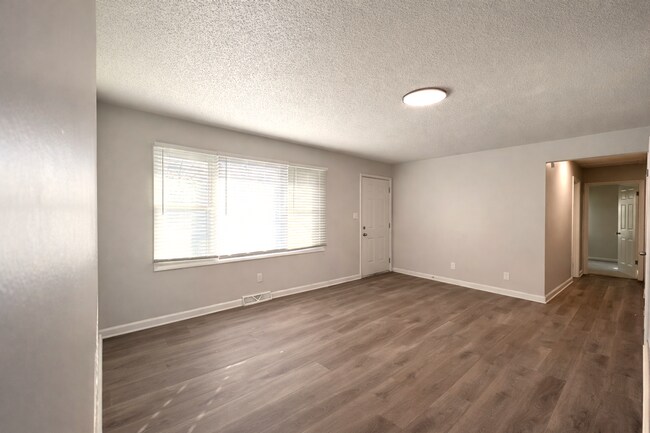 Building Photo - SEE IT NOW: Charming Home on a Peaceful Street in South Kansas City!