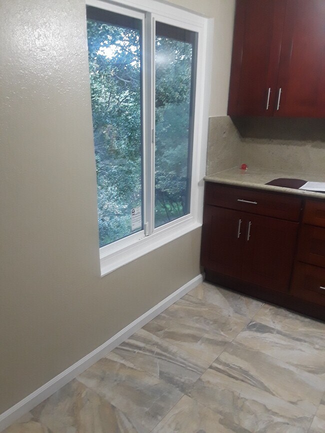 Building Photo - 5310 Ridgeview Circle, Unit 8