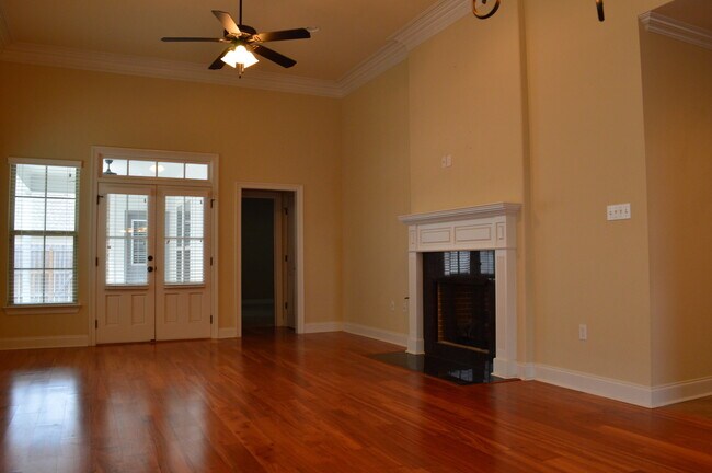 Building Photo - One month free with approved application! ...