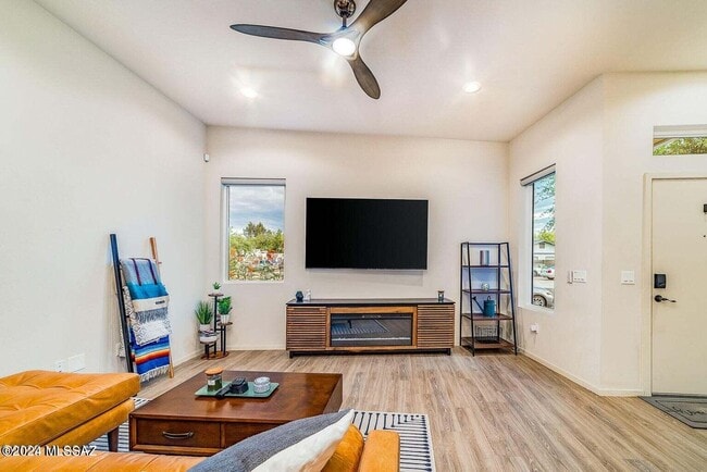Building Photo - 840 E Park Modern Dr