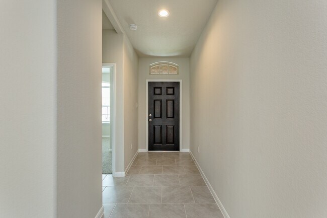 Building Photo - Spacious home for lease.
