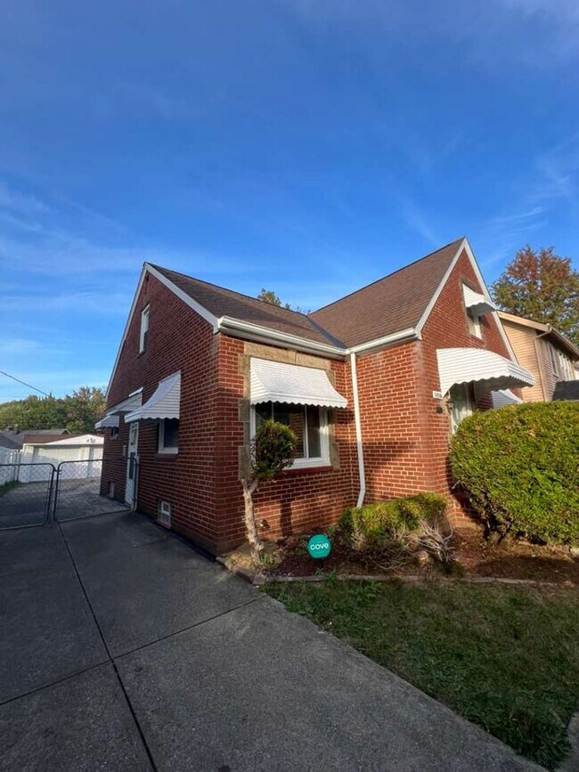 Foto del edificio - A Single family home with Garage in Garfield Heights