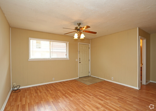 1BD,1BA- 450 SF - Campus Row Apartments