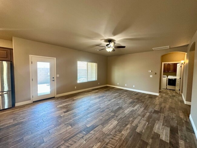 Foto del edificio - Gorgeous 3 bedroom, 2 bathroom home with 3 car garage