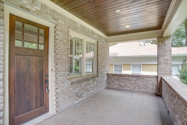 Building Photo - 579 Elmwood Dr NE