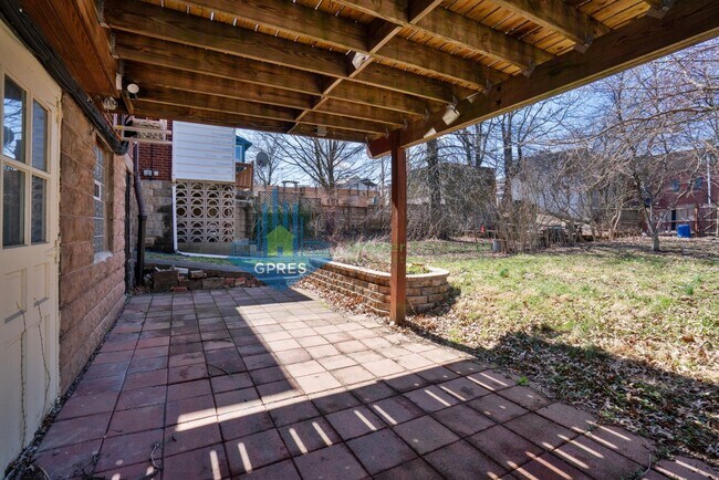 Foto del edificio - Spacious 3-Bedroom Home w/ Parking & Central A/C – Squirrel Hill