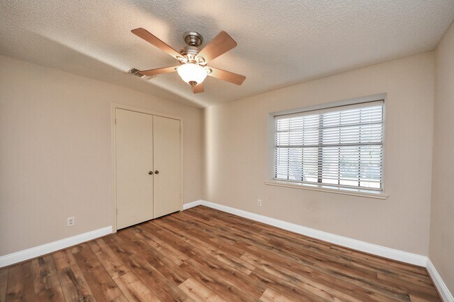 Foto del edificio - 800 Country Pl Dr