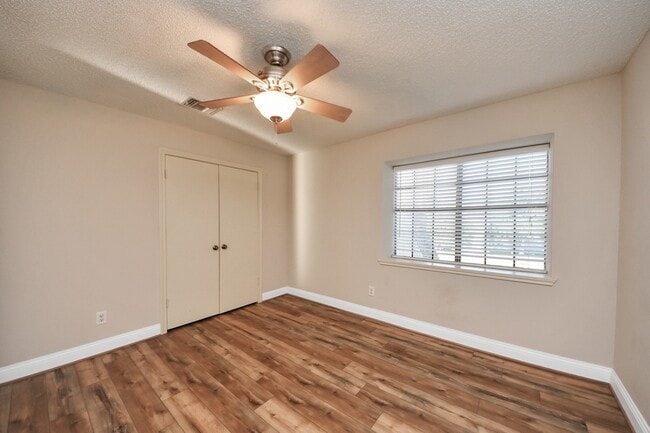 Building Photo - 800 Country Pl Dr