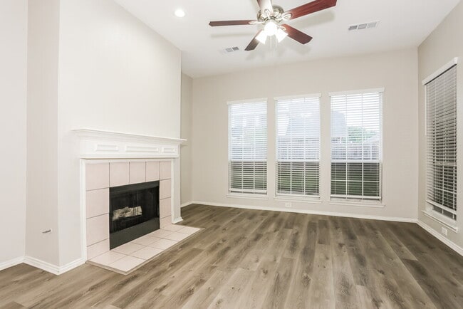 Building Photo - 4617 Seneca Dr