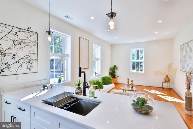 Building Photo - 221 S Alfred St