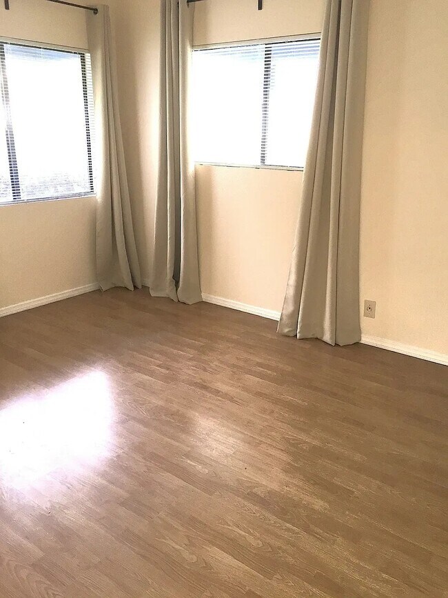 Foto del edificio - 8320 Regents Rd