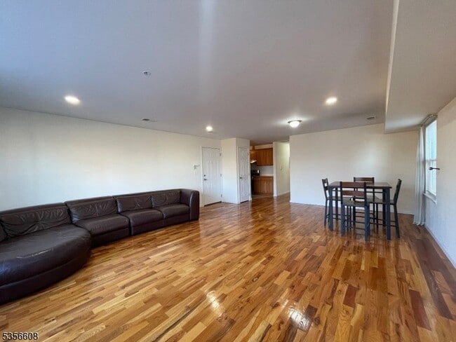 Building Photo - 283-285 Morris Avenue Unit