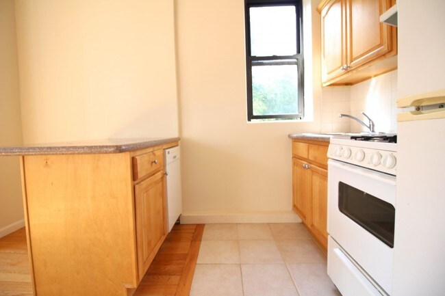 Building Photo - 12 W 104th St