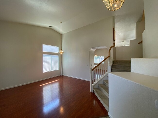 Building Photo - Spacious & Nice!
