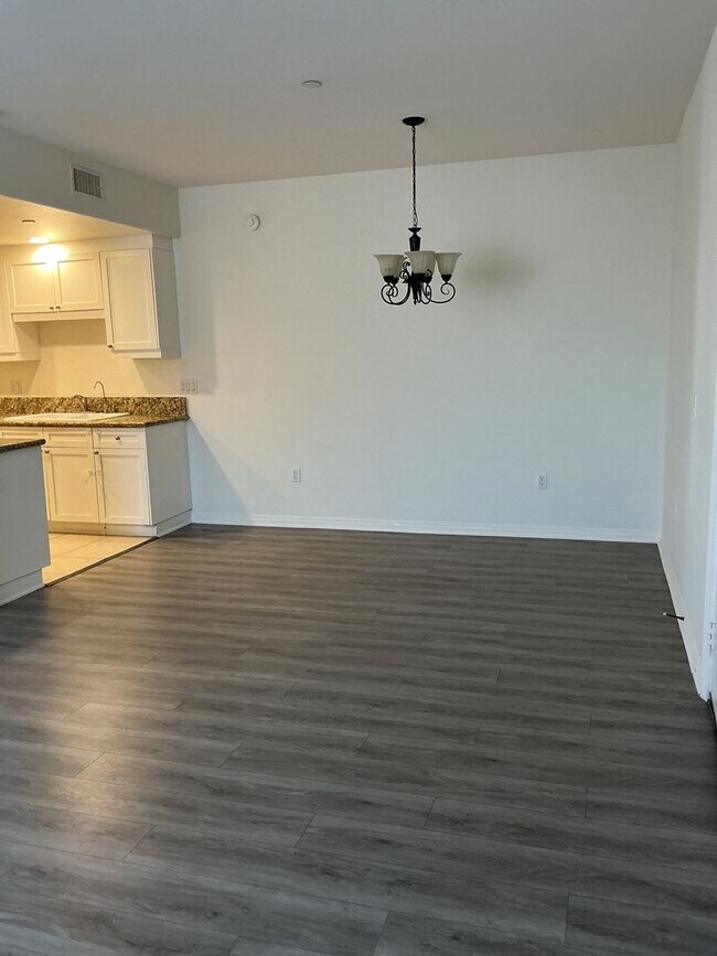 Building Photo - Club 42 #304