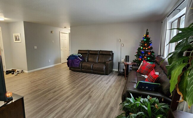 Foto del edificio - CUTE 3 Bedroom Rambler with Fenced Yard - ...