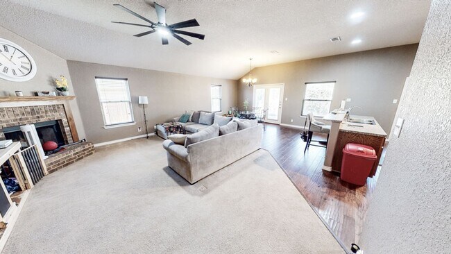 Foto del edificio - LIMITED-TIME MOVE-IN SPECIAL: Two Weeks Free Rent! Spacious 3 Bedroom, 2 Full Bath, with Attached...