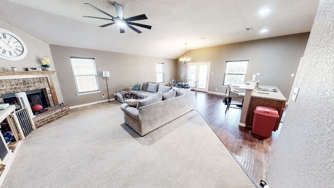 Building Photo - Spacious 3 Bedroom, 2 Full Bath, with Attached 2 Car Garage Single Family Home in Desired Good Ni...