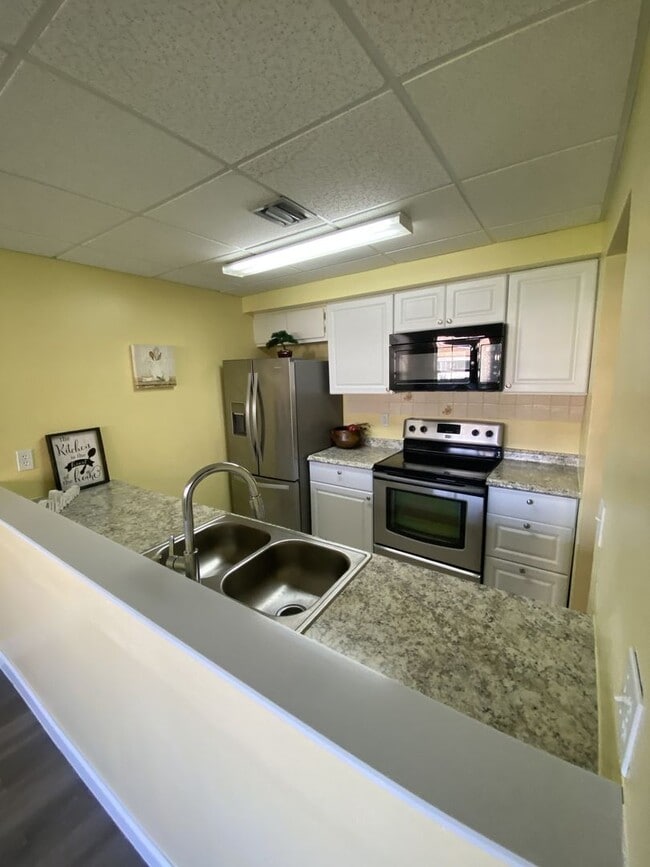 Building Photo - Large 2 bedroom 2 bath Condo