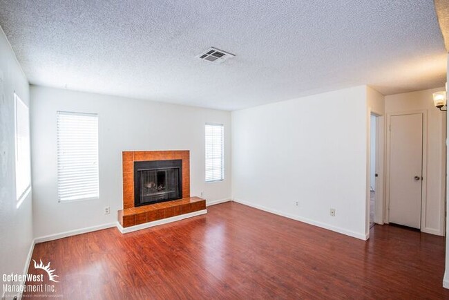 Foto del edificio - Beautifully Updated 2Bdm 1Ba Unit in a Gat...