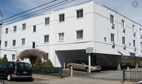 ONE bedroom apartment available - 300 French St