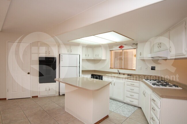 Foto del edificio - 8935 E Fairway Blvd