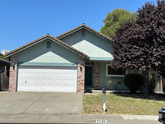 Building Photo - Beautiful 3-Bedroom Home with Serene Backy...