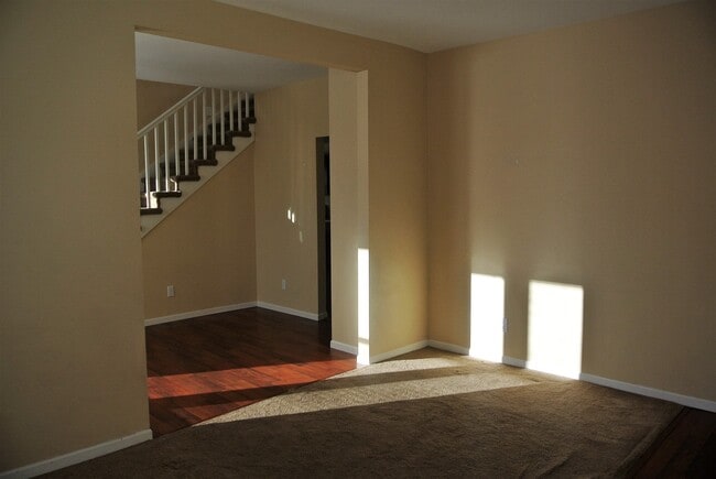 Building Photo - 3 Bedroom House
