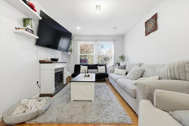 Foto del edificio - 245 Burgess Pl