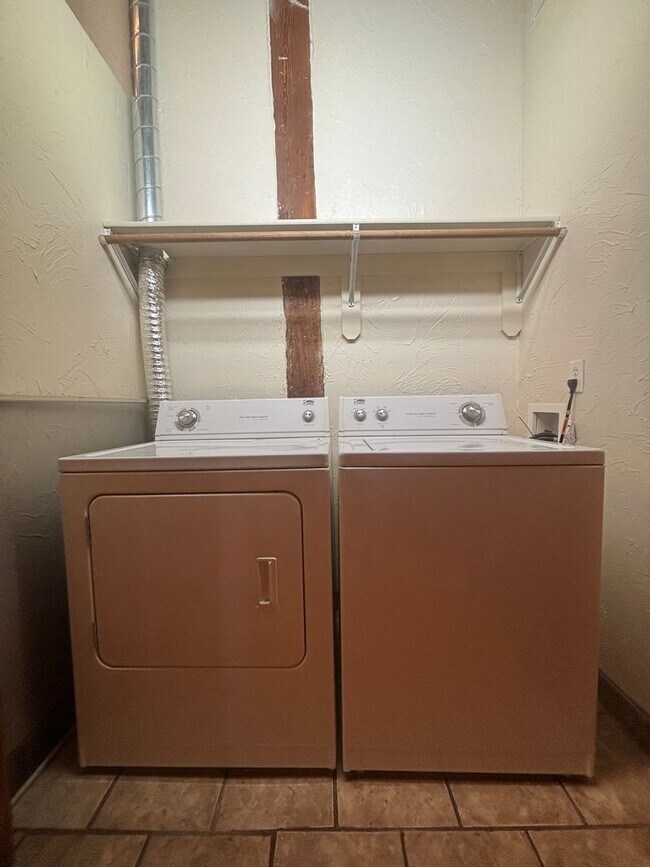 Foto del edificio - FREE RENT! 1 Bedroom Loft Available now!