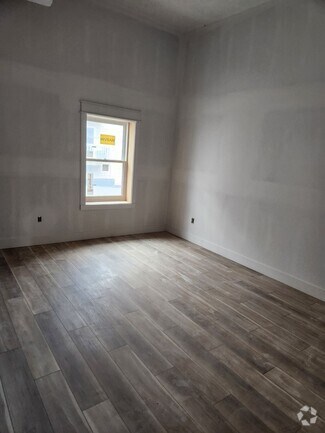 Building Photo - 113 E Main St