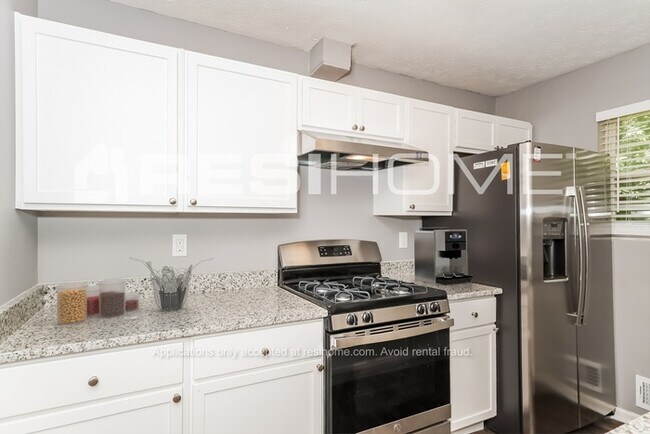 Foto del edificio - 403 River Chase Dr
