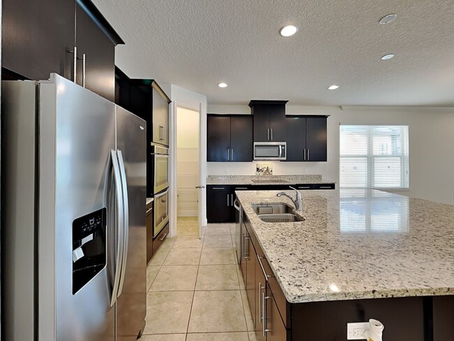 Building Photo - 8943 Lookout Pointe Dr